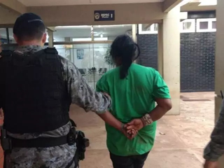 Condenada por matar o ex-marido com facada no peito &eacute; presa amea&ccedil;ando atual