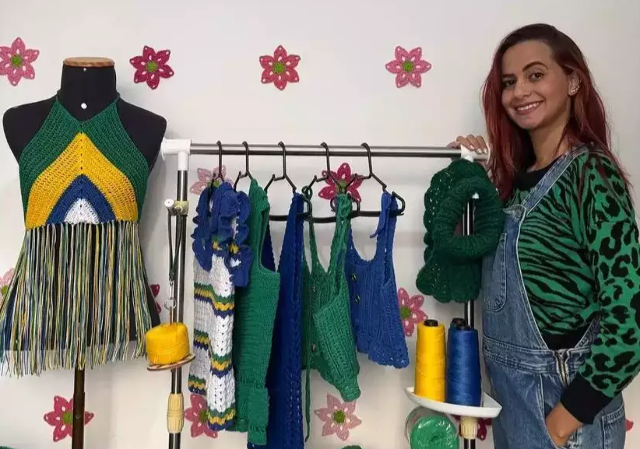 Juliana aprendeu croch&ecirc; no colo da m&atilde;e e hoje faz todo tipo de roupa