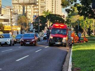 Acidente entre moto e carro deixa tr&acirc;nsito lento na Avenida Afonso Pena