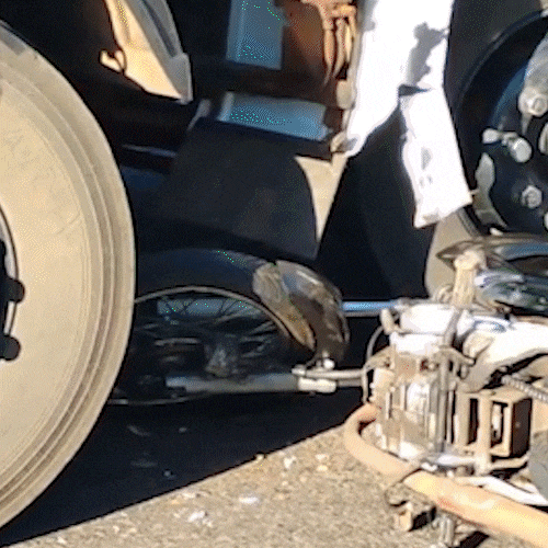 Motociclista tem p&eacute; esmagado em acidente com caminh&atilde;o no Nova Lima