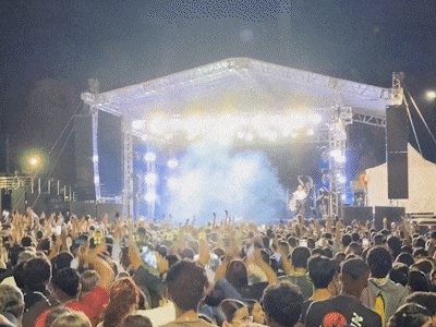 Mo&ccedil;ada passa dia entre prociss&atilde;o e show, mostrando que igreja rejuvenesceu