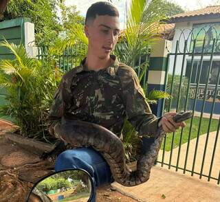 Jovem resgata jiboia de 2 metros e leva animal de moto at&eacute; base da PMA