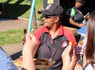 No festival do torresmo, simpatia de Letícia "vende" mais que a carne No festival do torresmo, simpatia de Letícia "vende" mais que a carne