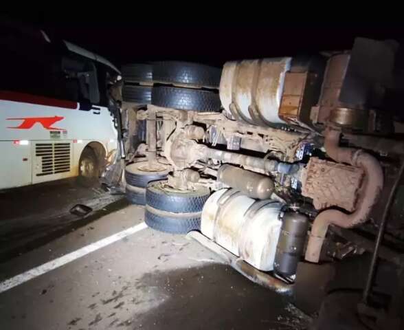 Motorista morre 9 dias ap&oacute;s acidente que tombou carreta com 60 bois