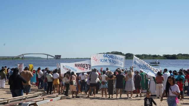 Mobiliza&ccedil;&atilde;o re&uacute;ne mais de 300 pessoas contra hidrovia no Rio Paraguai