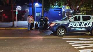 Homem é baleado em avenida conhecida pelo movimento noturno Homem é baleado em avenida conhecida pelo movimento noturno