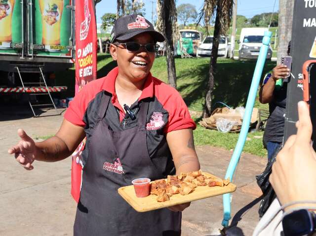 No festival do torresmo, simpatia de Let&iacute;cia "vende" mais que a carne