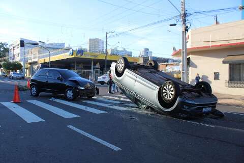 Batida entre dois carros termina com capotamento no Centro
