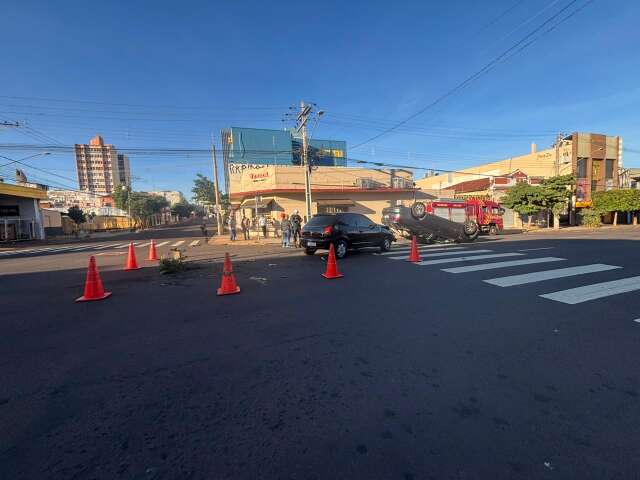 Batida entre dois carros termina com capotamento no Centro