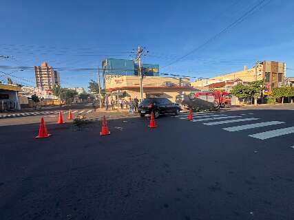 Batida entre dois carros termina com capotamento no Centro