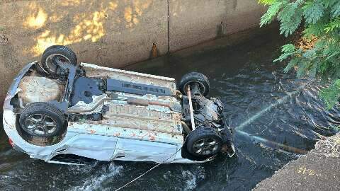 Carro cai no C&oacute;rrego Segredo e derruba poste no bairro Cabre&uacute;va