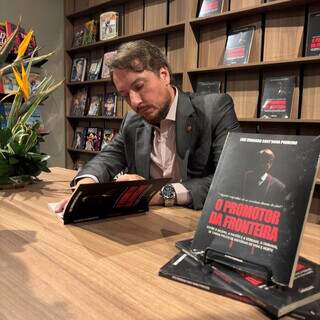 Promotor lança na Capital livro inspirado em casos julgados no Tribunal do Júri Promotor lança na Capital livro inspirado em casos julgados no Tribunal do Júri