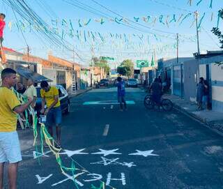 No clima da Copa, Amigos fazem vaquinha para decorar até o poste No clima da Copa, Amigos fazem vaquinha para decorar até o poste