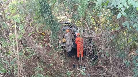 Motorista &eacute; socorrido inconsciente ap&oacute;s cair com carro em ribanceira