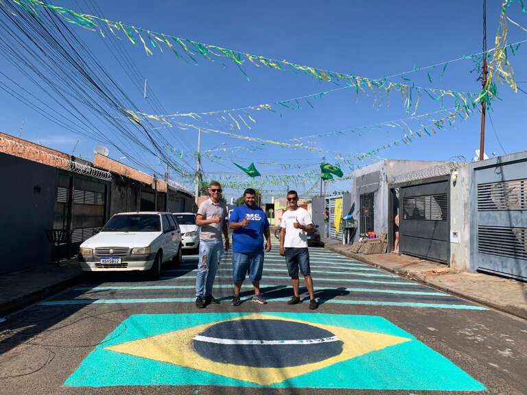 No clima da Copa, Amigos fazem vaquinha para decorar até o poste 