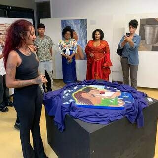 Exposição com obras de artistas e crianças quilombolas vai até o fim do mês Exposição com obras de artistas e crianças quilombolas vai até o fim do mês