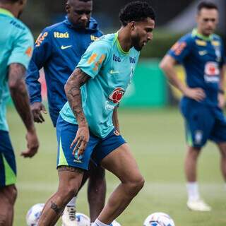 Com "parente" na Copa do Mundo, aldeia se veste de verde e amarelo Com "parente" na Copa do Mundo, aldeia se veste de verde e amarelo