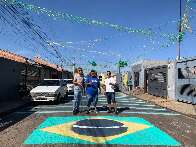 No clima da Copa, Amigos fazem vaquinha para decorar at&eacute; o poste 