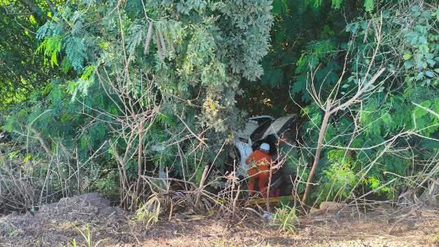 Motorista &eacute; socorrido inconsciente ap&oacute;s cair com carro em ribanceira