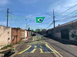 No clima da Copa, Amigos fazem vaquinha para decorar até o poste No clima da Copa, Amigos fazem vaquinha para decorar até o poste