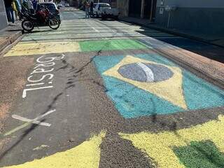 No clima da Copa, Amigos fazem vaquinha para decorar até o poste No clima da Copa, Amigos fazem vaquinha para decorar até o poste