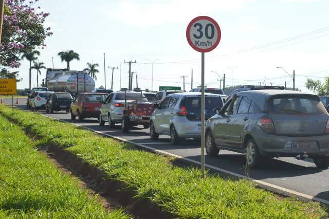 Obra deixa motoristas mais de 30 minutos parados na sa&iacute;da da Capital