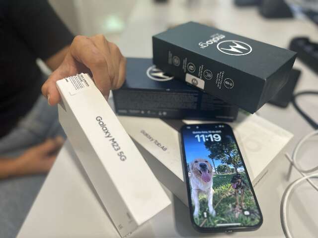 Pai e filha compram celular nas Casas Bahia e descobrem que era furtado
