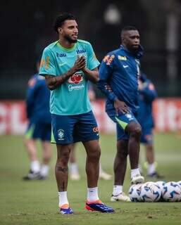 Vizinhos do Tiradentes celebram convocação de menino que saiu da rua para a Copa Vizinhos do Tiradentes celebram convocação de menino que saiu da rua para a Copa