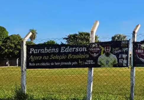 Vizinhos do Tiradentes celebram convoca&ccedil;&atilde;o de menino que saiu da rua para a Copa