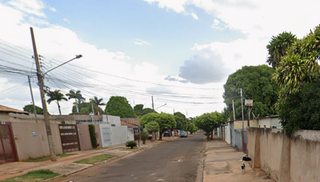 Dupla em motocicleta atira contra três jovens em frente à residência Dupla em motocicleta atira contra três jovens em frente à residência