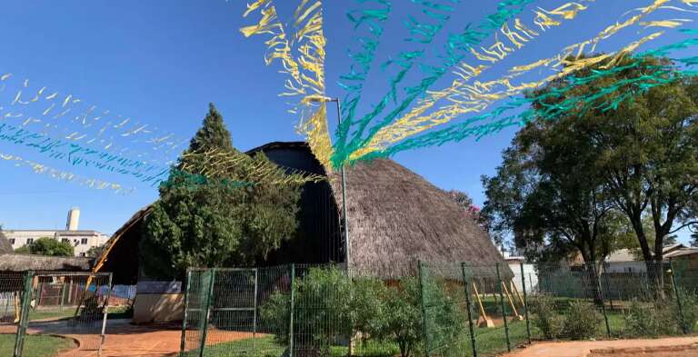 Com "parente" na Copa do Mundo, aldeia se veste de verde e amarelo