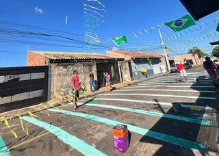 No clima da Copa, Amigos fazem vaquinha para decorar até o poste No clima da Copa, Amigos fazem vaquinha para decorar até o poste
