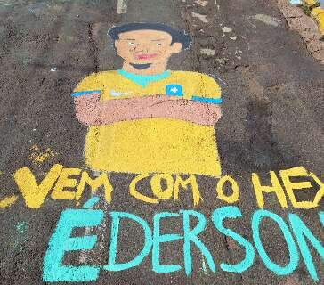 &Eacute;derson pintado no asfalto &eacute; amuleto de alunos torcendo pelo hexa