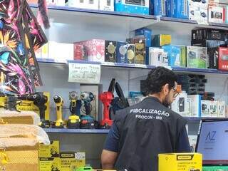 Lojas na 14 de Julho s&atilde;o fechadas por venda de produtos falsificados
