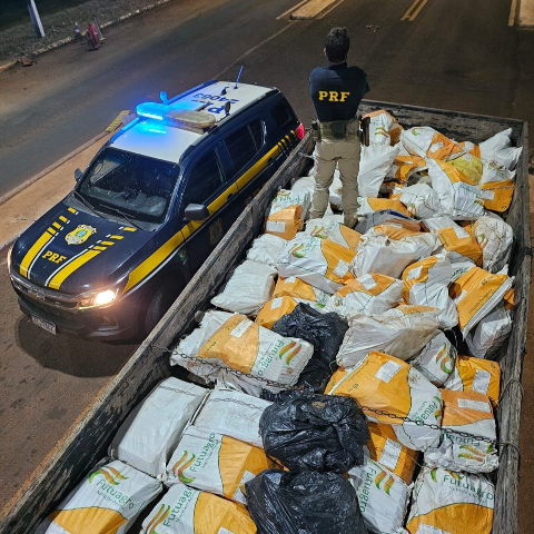 Caminh&atilde;o com 4 toneladas de maconha &eacute; abandonado em estrada