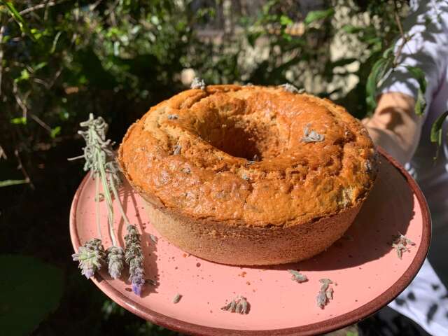 Lavanda n&atilde;o &eacute; s&oacute; &oacute;leo essencial e desinfetante, ela tamb&eacute;m vira bolo