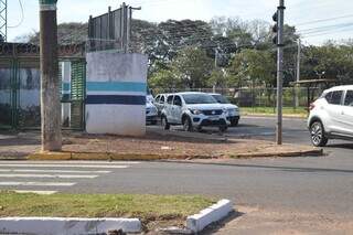 Comerciantes reclamam de condições de rua e calçada em frente ao Colégio Militar Comerciantes reclamam de condições de rua e calçada em frente ao Colégio Militar
