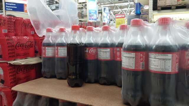 Figurinhas s&atilde;o a nova dor de cabe&ccedil;a para quem vende Coca-Cola na Capital
