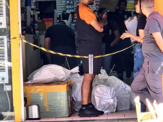 Chineses são presos em flagrante por vender produtos falsificados no Centro Chineses são presos em flagrante por vender produtos falsificados no Centro