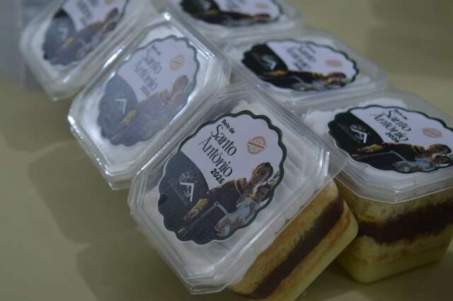 Tradicional bolo de Santo Ant&ocirc;nio ter&aacute; 17 mil peda&ccedil;os e 3 mil alian&ccedil;as