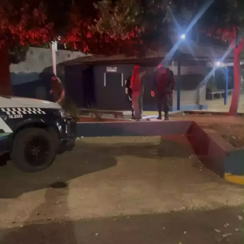 Mulher &eacute; encontrada esfaqueada em rua e companheiro &eacute; preso