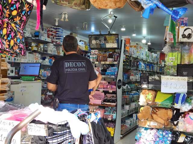 Chineses s&atilde;o presos em flagrante por vender produtos falsificados no Centro