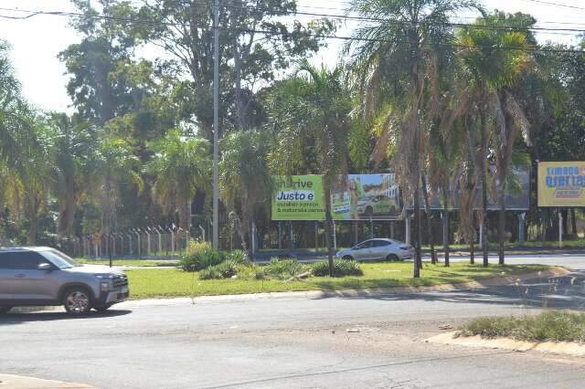 Com mais de 100 assinaturas, moradores pedem sem&aacute;foro em rotat&oacute;ria "complicada"