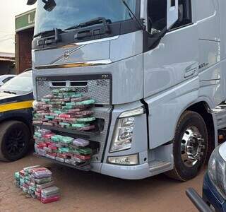 Polícia encontra 121 tabletes de cocaína em estepes de carreta com soja Polícia encontra 121 tabletes de cocaína em estepes de carreta com soja