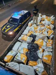 Caminh&atilde;o com 4 toneladas de maconha &eacute; abandonado em estrada