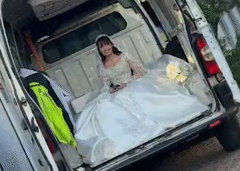 Noiva vai de van ao casamento para n&atilde;o amassar vestido de 25 kg