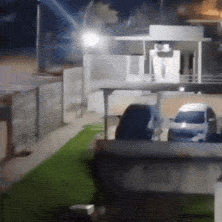 Mulher derruba port&atilde;o de condom&iacute;nio com carro ap&oacute;s briga com ex-companheiro