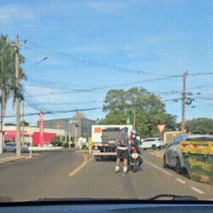 Motociclista &eacute; flagrado "rebocando" jovem de patins no Ch&aacute;cara Cachoeira