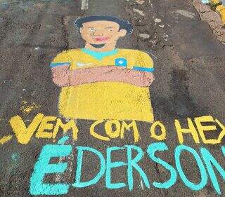 Éderson pintado no asfalto é amuleto de alunos torcendo pelo hexa