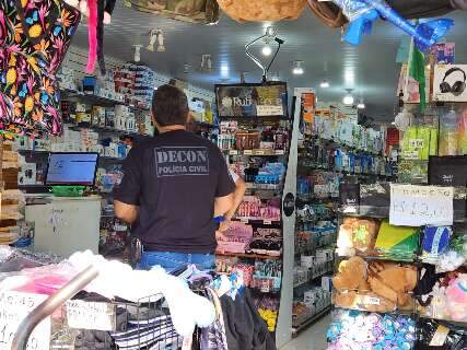 Chineses s&atilde;o presos em flagrante por vender produtos falsificados no Centro